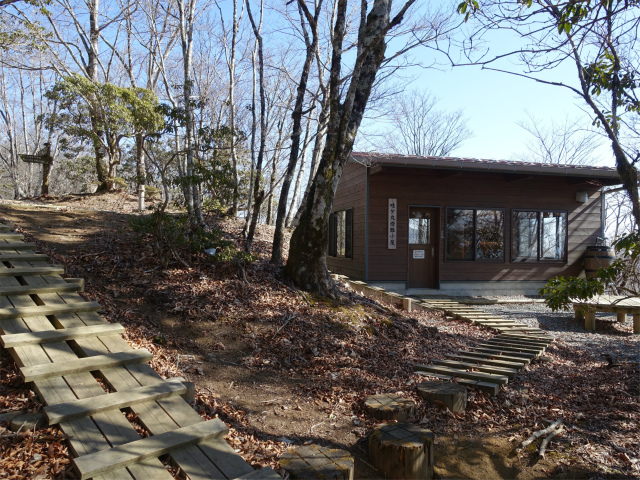 畦ヶ丸(大滝コース)登山口コースガイド 畦ヶ丸避難小屋【登山口ナビ】