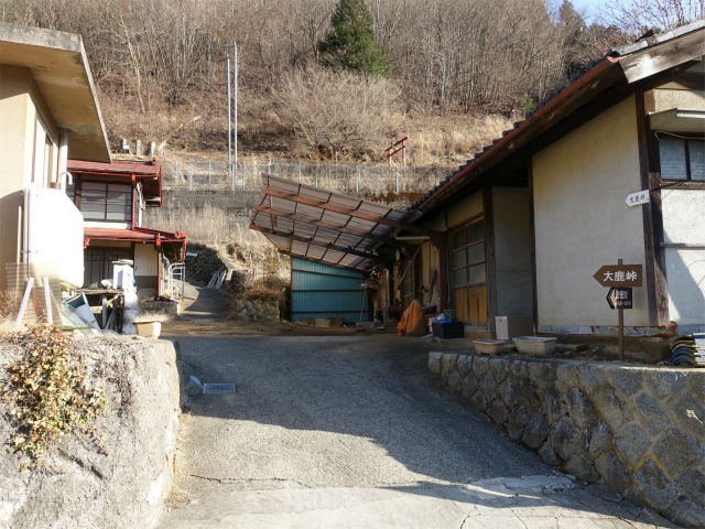 ハマイバ・大蔵高丸（景徳院～曲り沢峠）登山口コースガイド 民家【登山口ナビ】